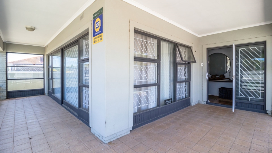 4 Bedroom Property for Sale in Gustrouw Western Cape